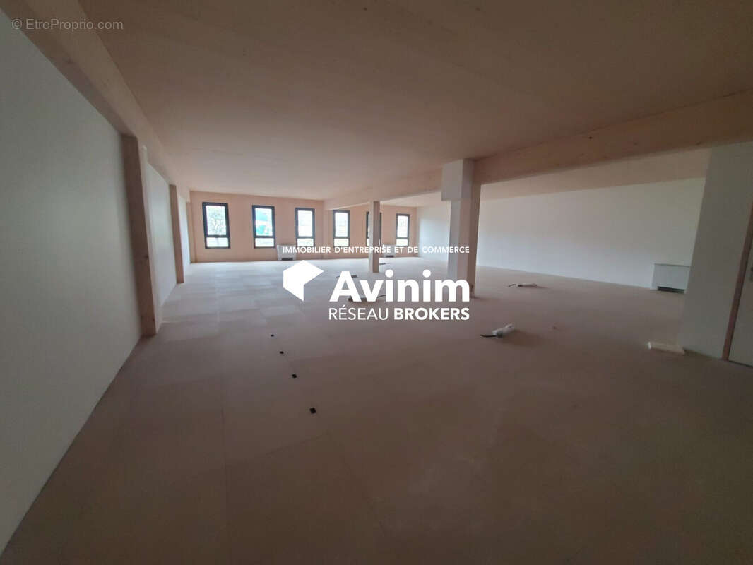 Commerce 133 m² à Allonzier-La-Caille  - photo 2
