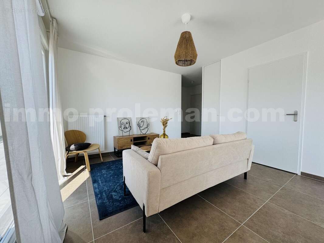 Appartement_T4_Ambilly_belle_superficie_prox_frontière_Suisse_tram_Ceva_direction_Genève_Secteur_calme_Verdoyant_Frontaliers_Cuisine_séjour