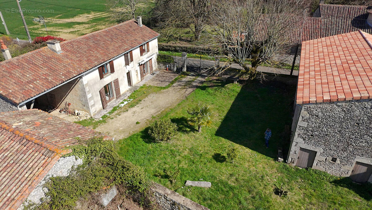 Maison à SAINT-PIERRE-D'EXIDEUIL