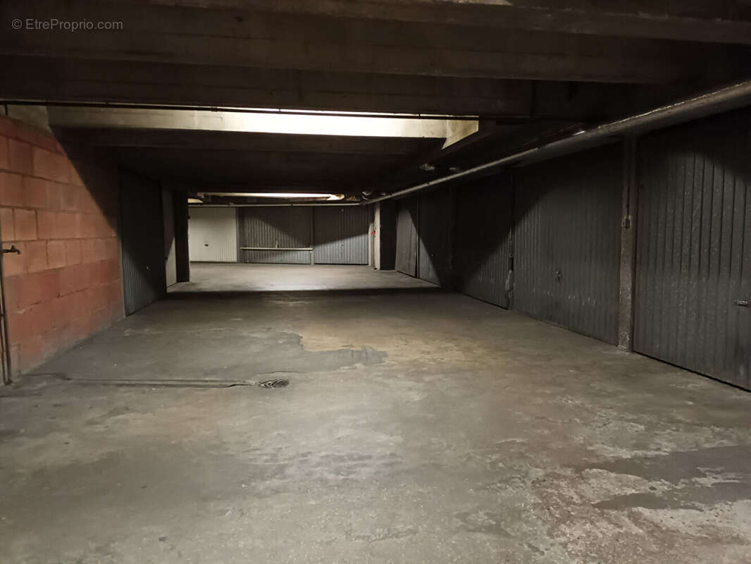 Parking à PARIS-18E