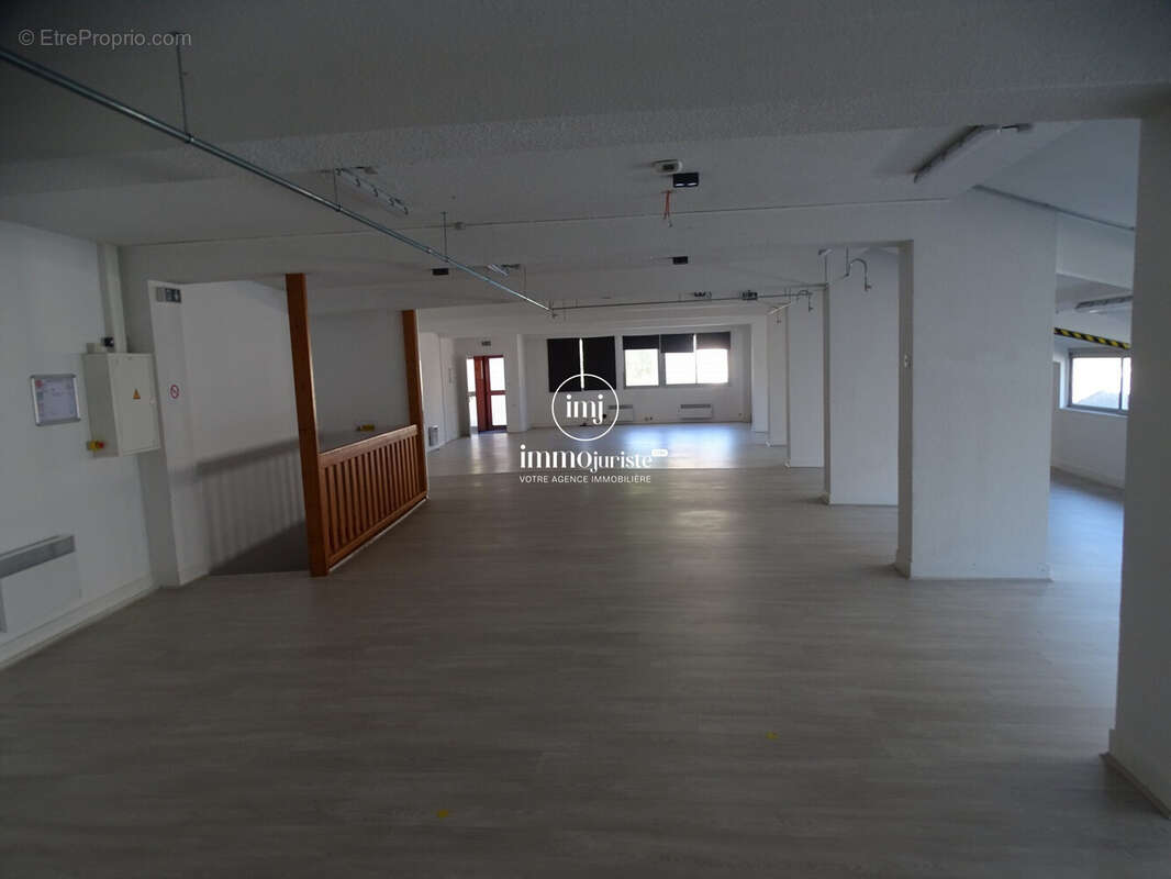 Commerce 700 m² à Saint-Junien  - photo 3