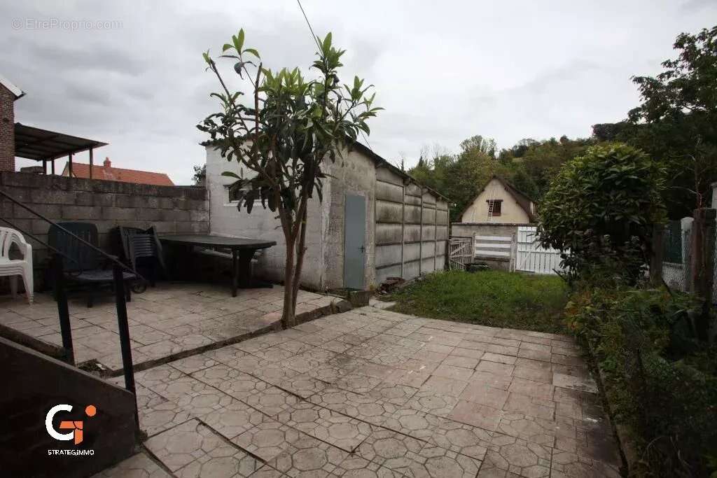 Maison 6 pièces avec cour et garage - photo 2