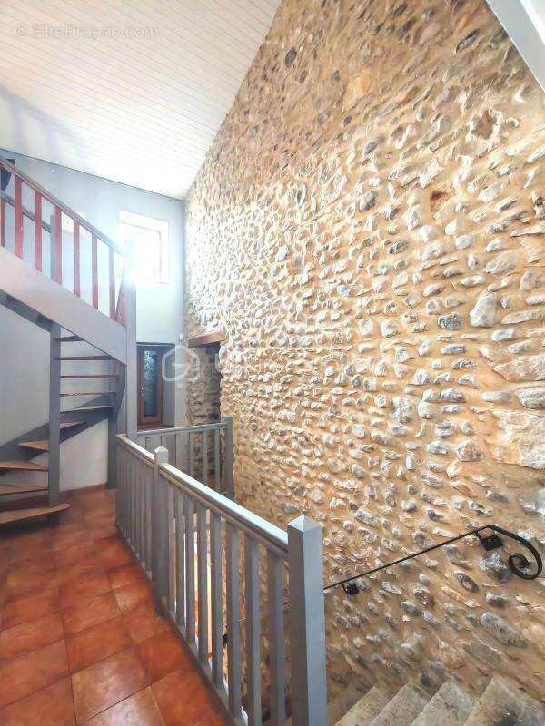 Maison en pierre de caractère – 182 m² – Beaux volumes & potentiel - photo 12