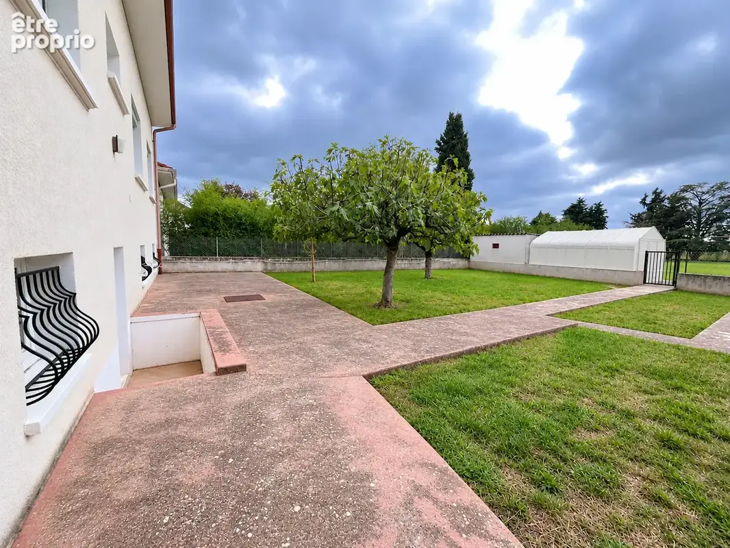 Maison familiale de 110 m2 sur un terrain de plus de 2 000 m2   Corbas - photo 8