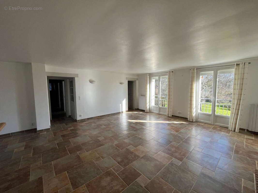 A vendre - Belle maison familiale à fort potentiel de 8 pièces 6 chambres à Maffliers - photo 6