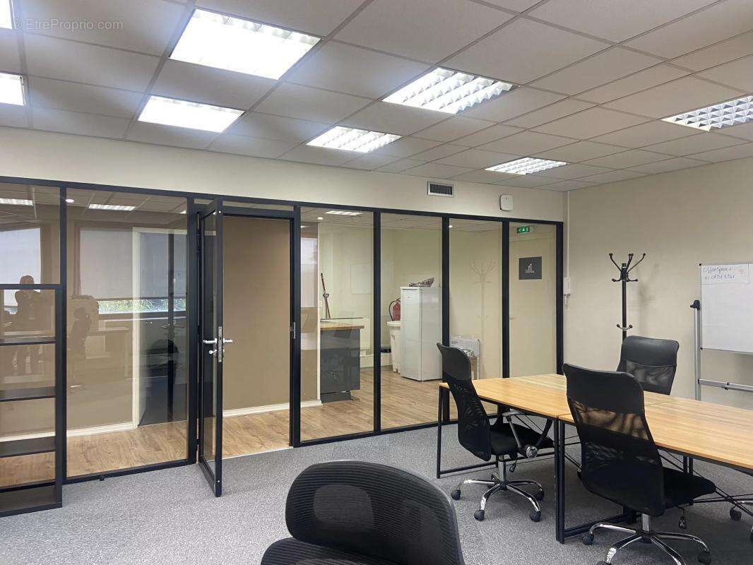 Les Bureaux de la Colline. Situé dans un environnement facile d’accès, proche des transports, et en coeur de ville, plateau de b - photo 3