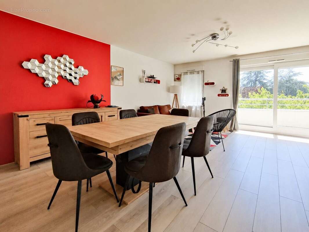 Salon actuel avec son balcon