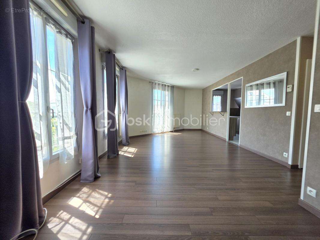 Appartement à VAUJOURS