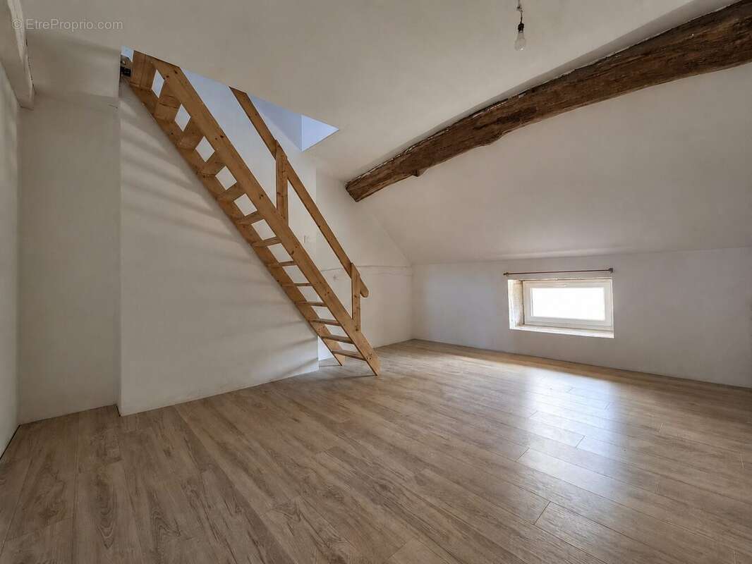Maison à VIC-DES-PRES