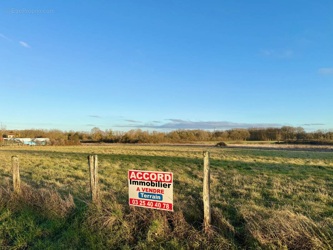 Terrain à SAINT-JEAN-DE-BONNEVAL
