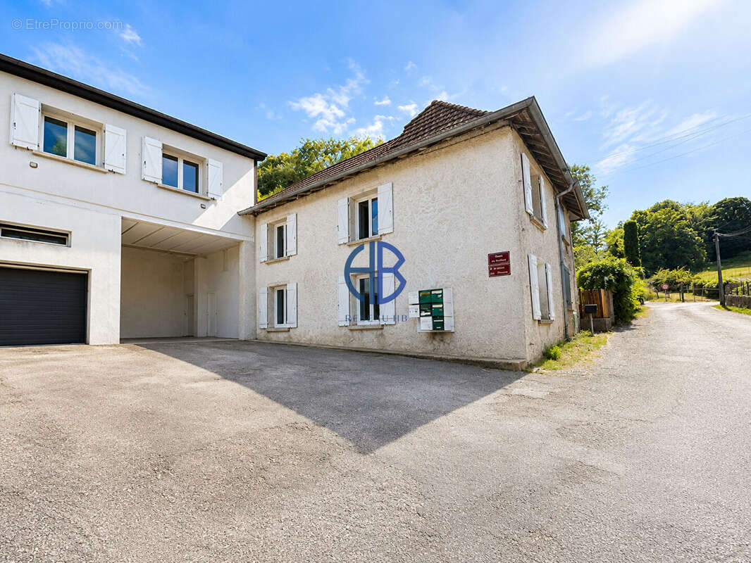 À vendre ! Magnifique maison mitoyenne entièrement rénovée ? 3 chambres ? Grand garage ? Environ 110 m² habitables - photo 2