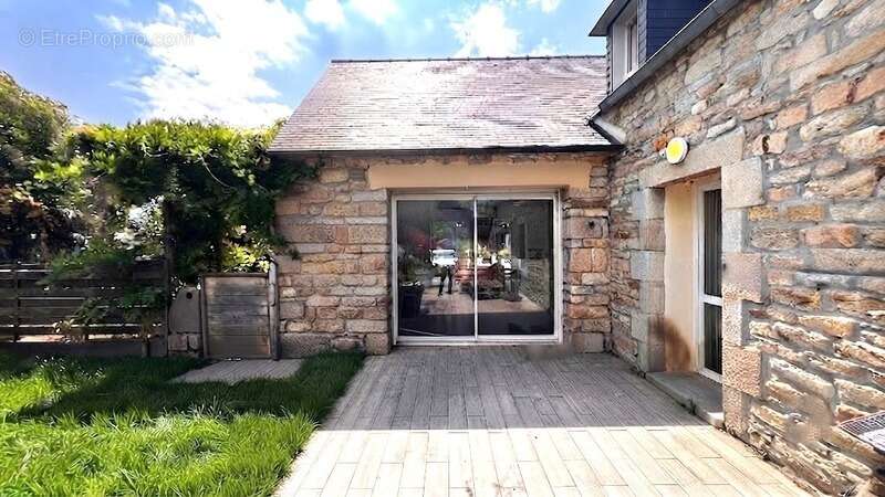 PLONÉIS (29) – Maison à vendre Type 6 de 115 m² habitable et 189 m² utile – Terrain de 1 320 m² – Double garage – Piscine - photo 4