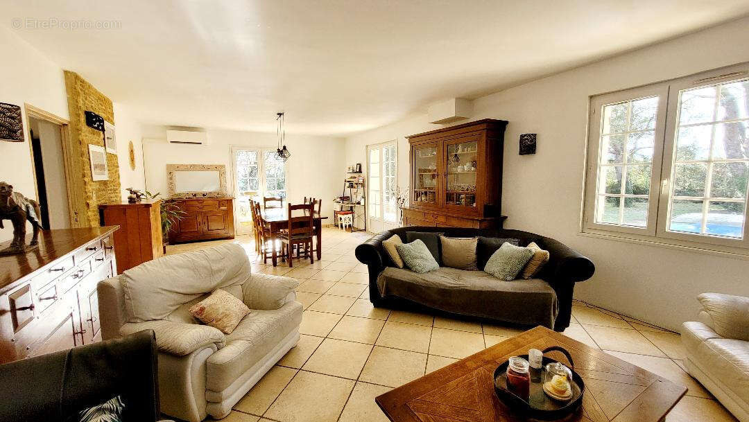 Maison à UCHAUX