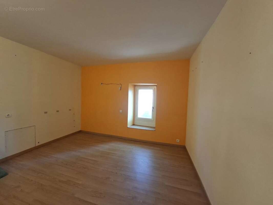 Maison en pierre avec jardin, terrasse et dépendances - photo 11