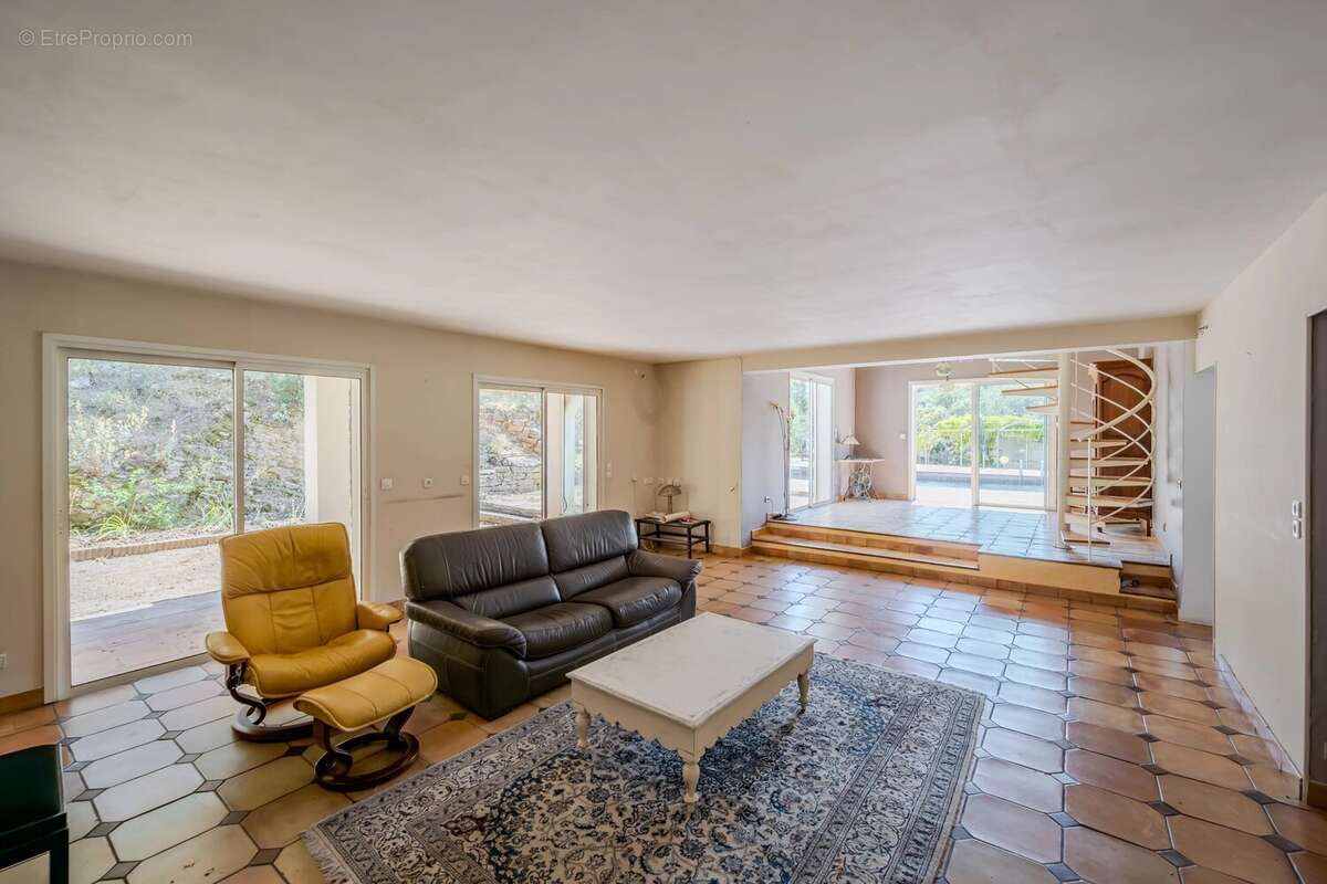 Maison familiale de 250 m² sur plus d'un hectare de terrain – Piscine – Vue dégagée – Méounes-les-Montrieux - photo 17