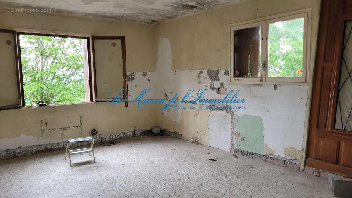 Saint AMBROIX, maison de type F5 mitoyenne à rénover avec terrain de 5517 m2 - photo 8