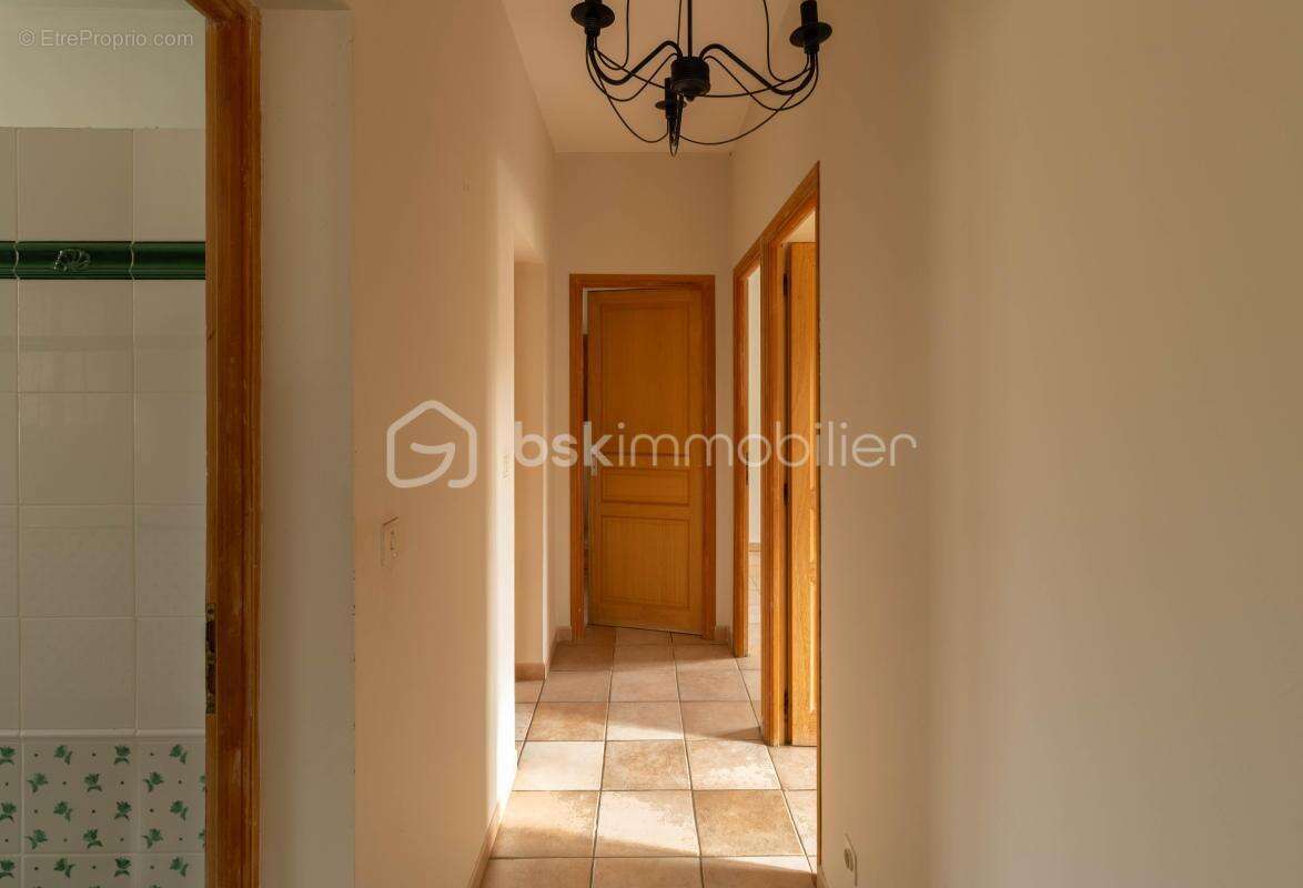Belle villa de plain-pied avec annexes et piscine - photo 16