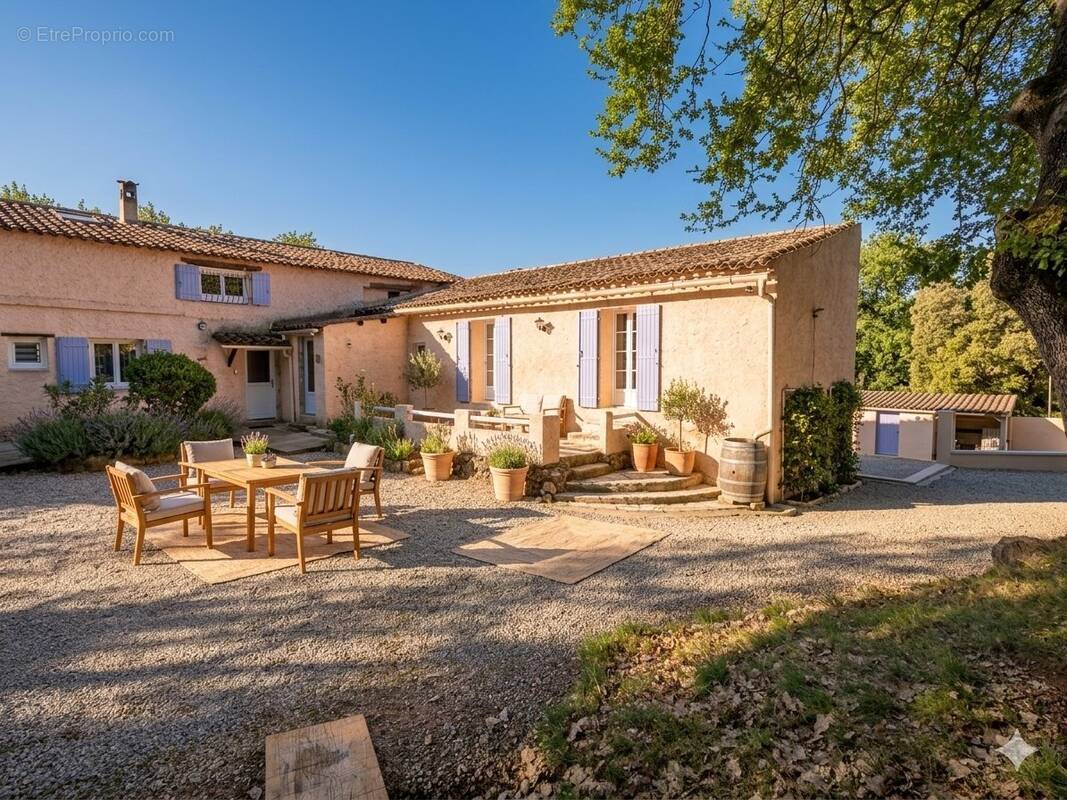 Illustrer avec l'IA - Maison à VILLECROZE