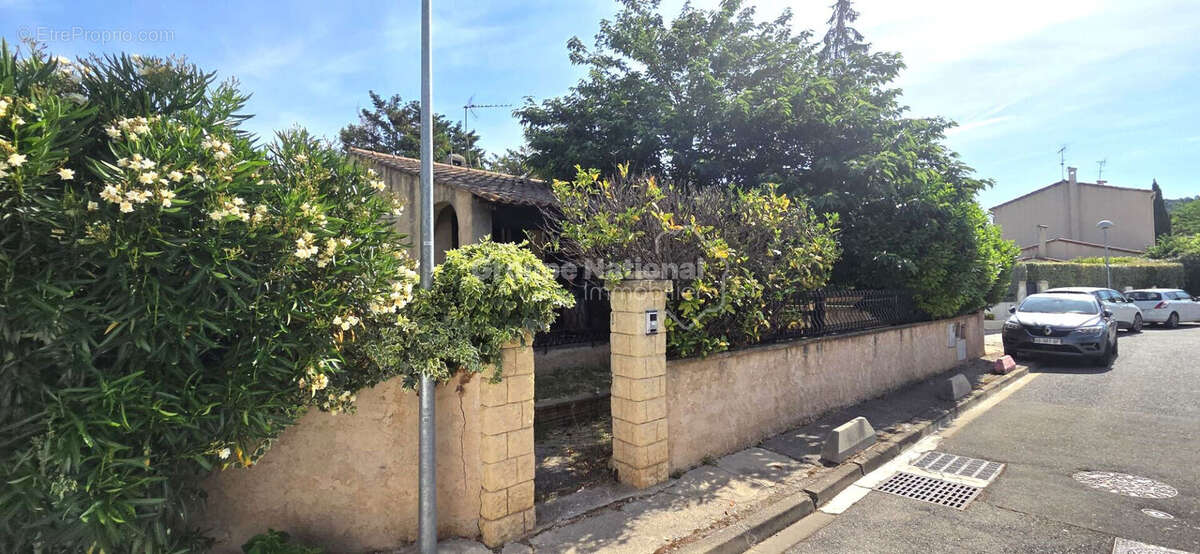 LES PENNES MIRABEAU, secteur calme et recherché, Villa de 100 m²  à rénover avec travaux de type 4 sur parcelle  de terrain de 4 - photo 17