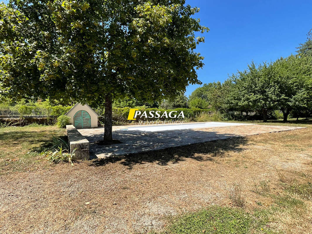A VENDRE - Maison d'habitation avec parc arboré et piscine - LAISSAC - photo 3