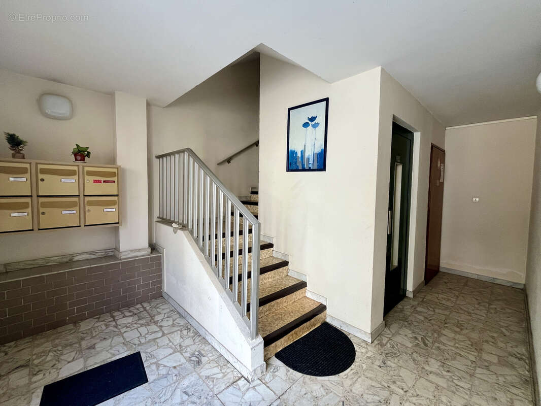 Hyères Centre   T3 de 66 m2 avec balcon, garage et beau potentiel de rénovation - photo 10