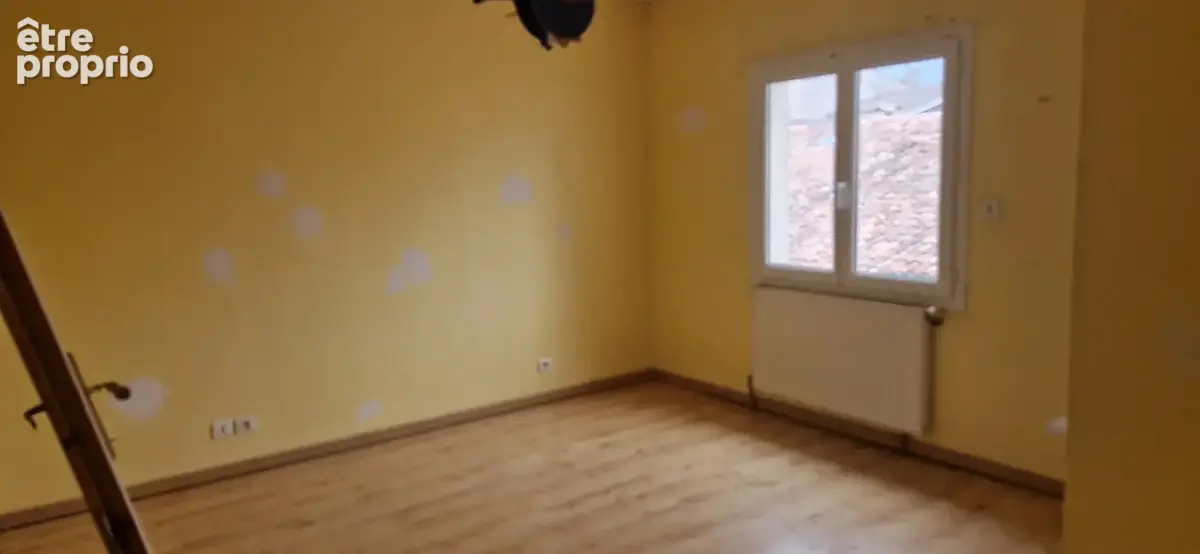 maison avec grand garage piscine et jardin en plein bourg - photo 9