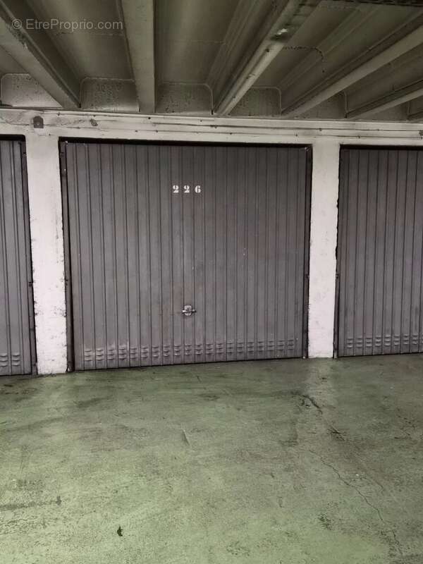 Parking à PARIS-17E
