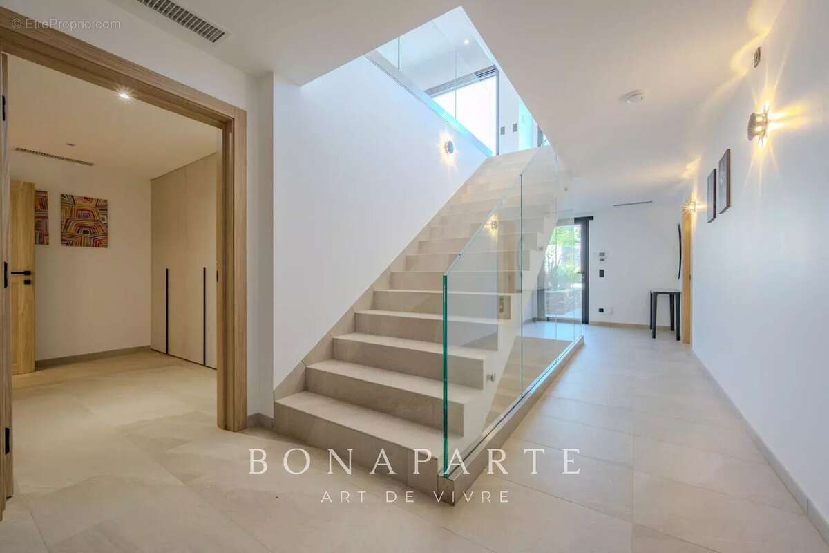 SAINT-TROPEZ - GASSIN [VILLE] – Exclusivité : Superbe villa-appartement en duplex avec vue mer exceptionnelle - photo 16
