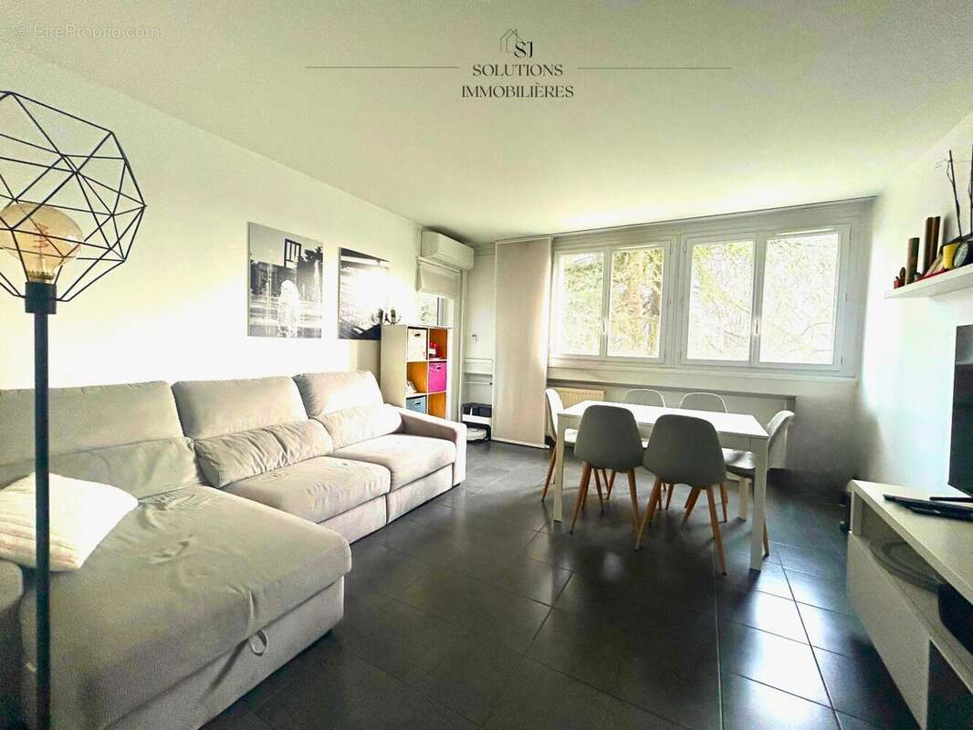 Appartement à PIERRE-BENITE