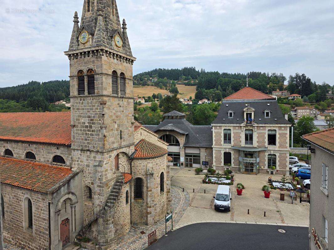 Dunières 43220 idéalement situé en plein centre du village proche des commodités Immeuble élevé sur caves sur trois niveaux plus - photo 8