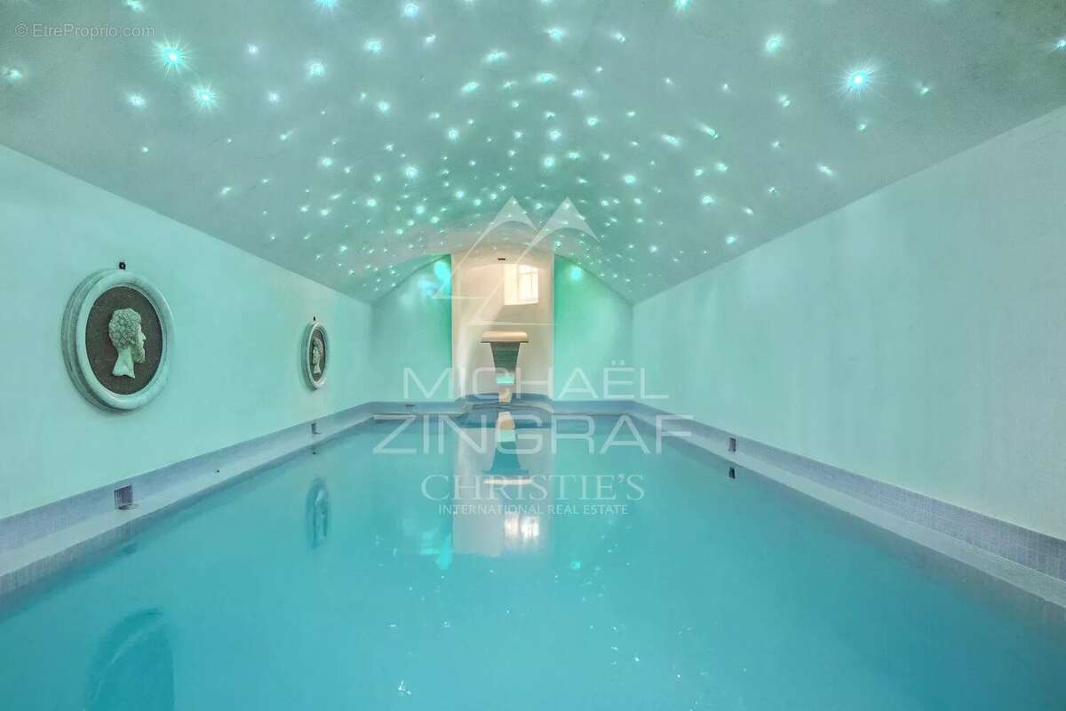 Maison à CHATEAUNEUF-GRASSE