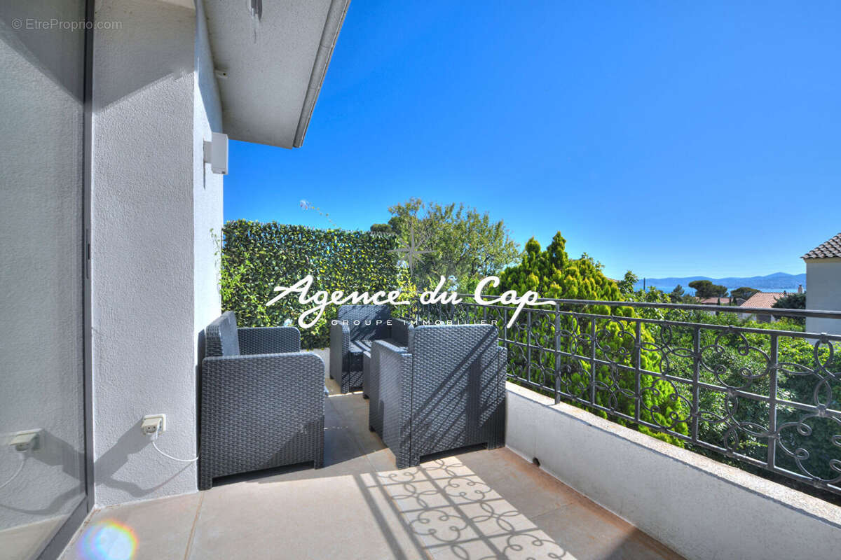 Saint raphael appartement 3 pieces renové en dernier etage avec garage secteur les plaines a saint raphael - photo 3