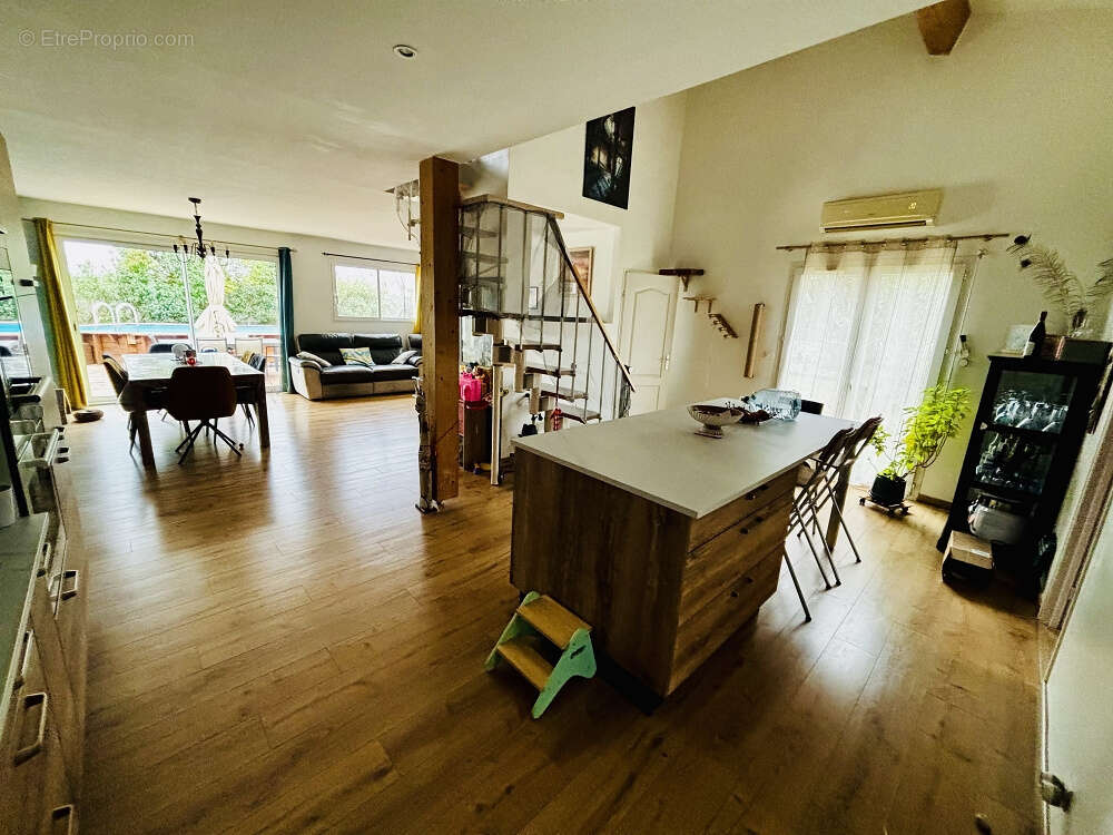 Villa 5 pièces de 120m2 habitables avec piscine et garage - photo 5