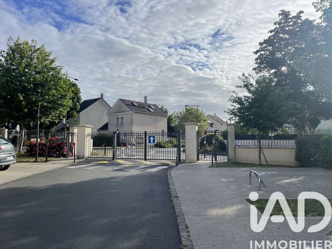 Parking 11 m² à Savigny-Le-Temple  - photo 3