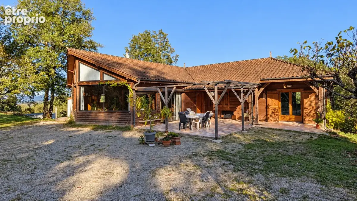 Propriété avec vue, au calme sur plus de 4 hectares - photo 1