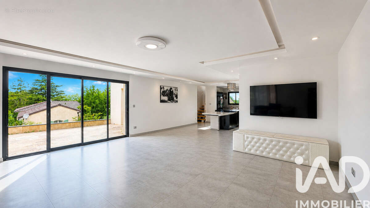 Maison 149 m² à Migne-Auxances  - photo 2