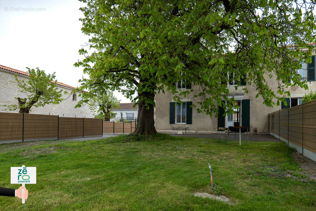 Maison à CHAMPAGNE-LES-MARAIS