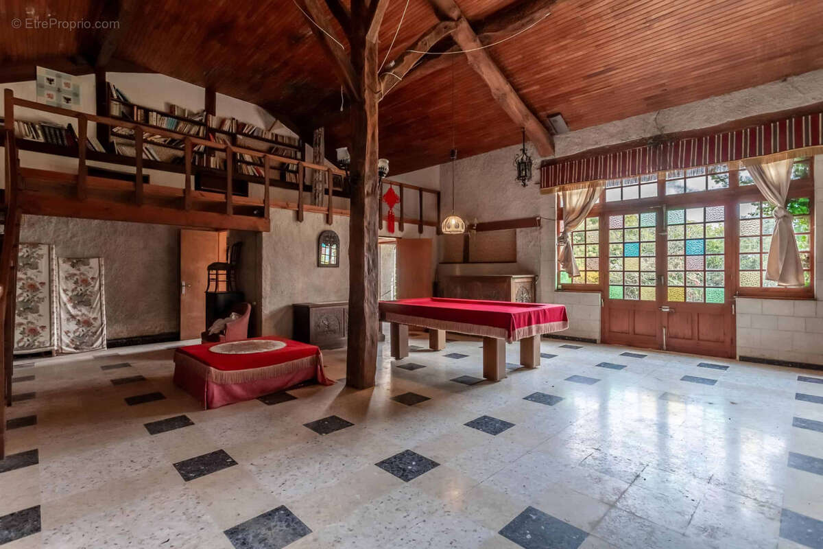 Stone property for renovation - photo 7