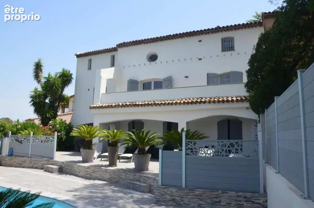 Saint-raphaël – maison de 196 m² avec piscine, vue et espaces de vie généreux - photo 20