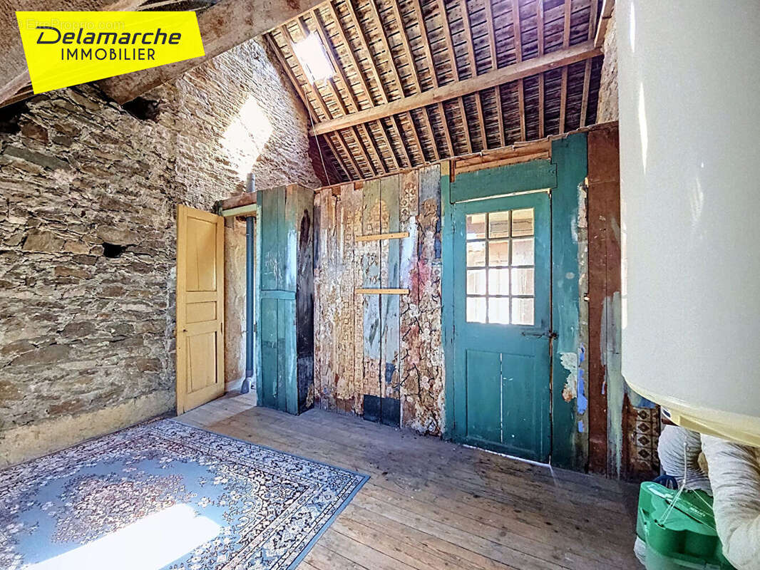 A vendre immeuble Brehal local commercial + appartement - photo 7