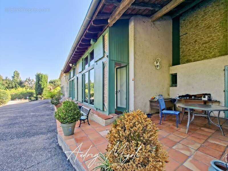 Propriété en pierre 8 pièces, 5 chambres, dépendances, piscine, terrain 7800m² - photo 2