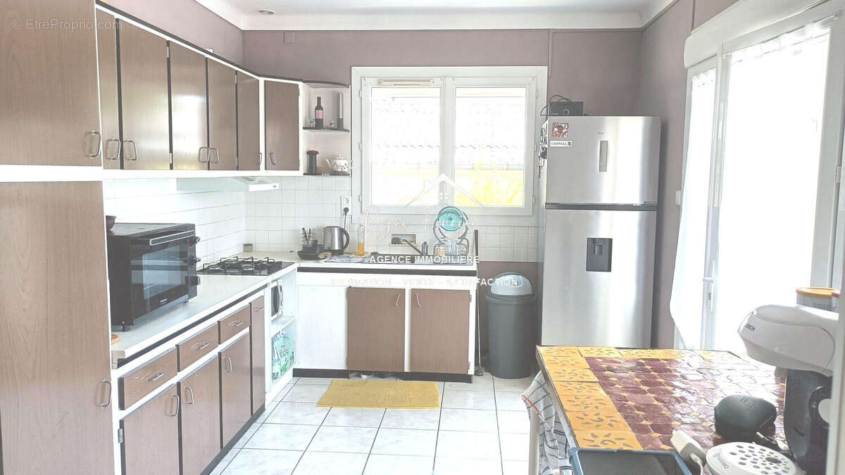 Cuisine avec accès au séjour et à la terrasse avant  - Maison à CHATELLERAULT