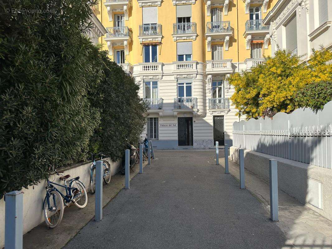 Promenade des Anglais : 3 pièces entièrement rénové face à la mer ! - photo 13