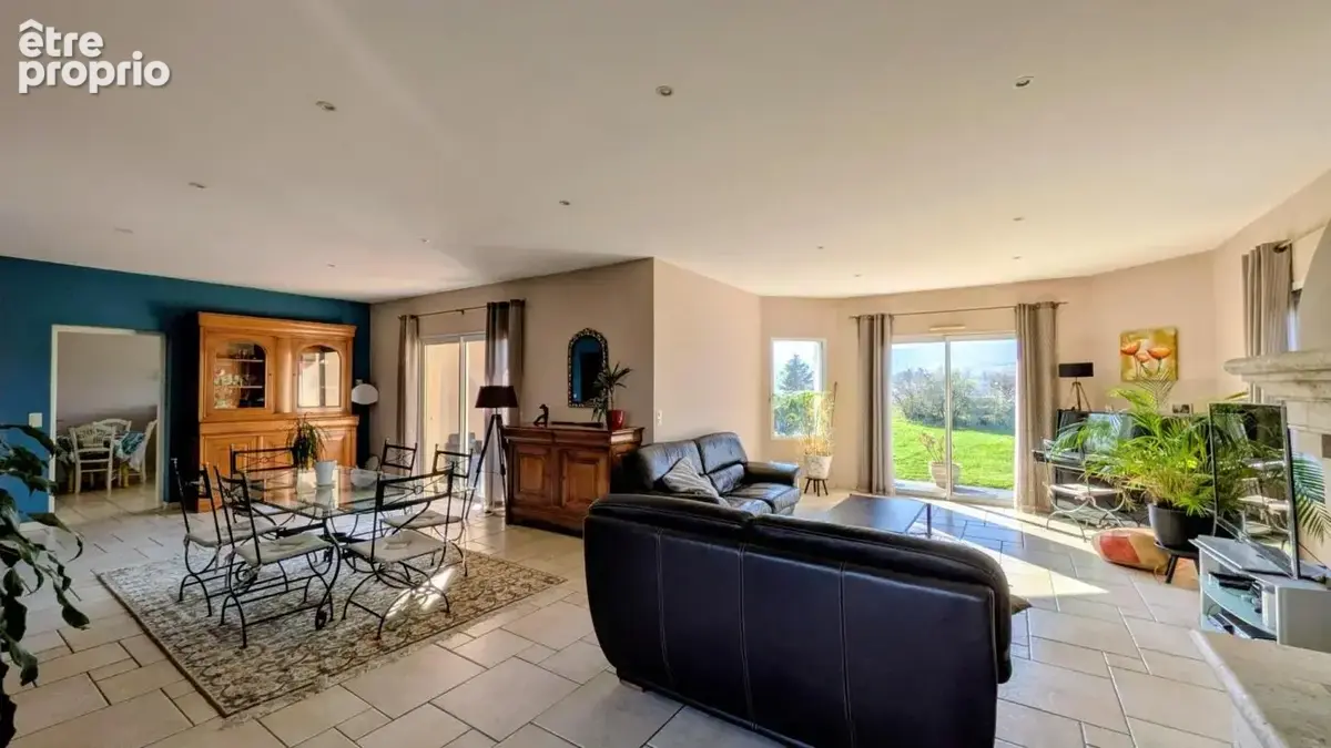 Villa familiale de 212m² - vue Monts du Lyonnais - calme absolu - piscine - grand terrain - photo 3