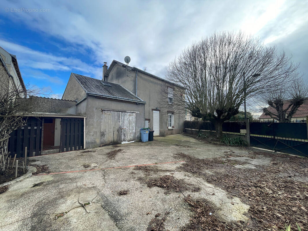 Maison à FRESNAY-L'EVEQUE