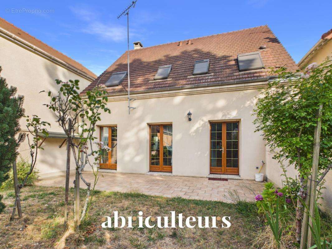 Maison familiale de 107m² avec terrasse et jardin - en vente à Versailles Porchefontaine (78000) - photo 2