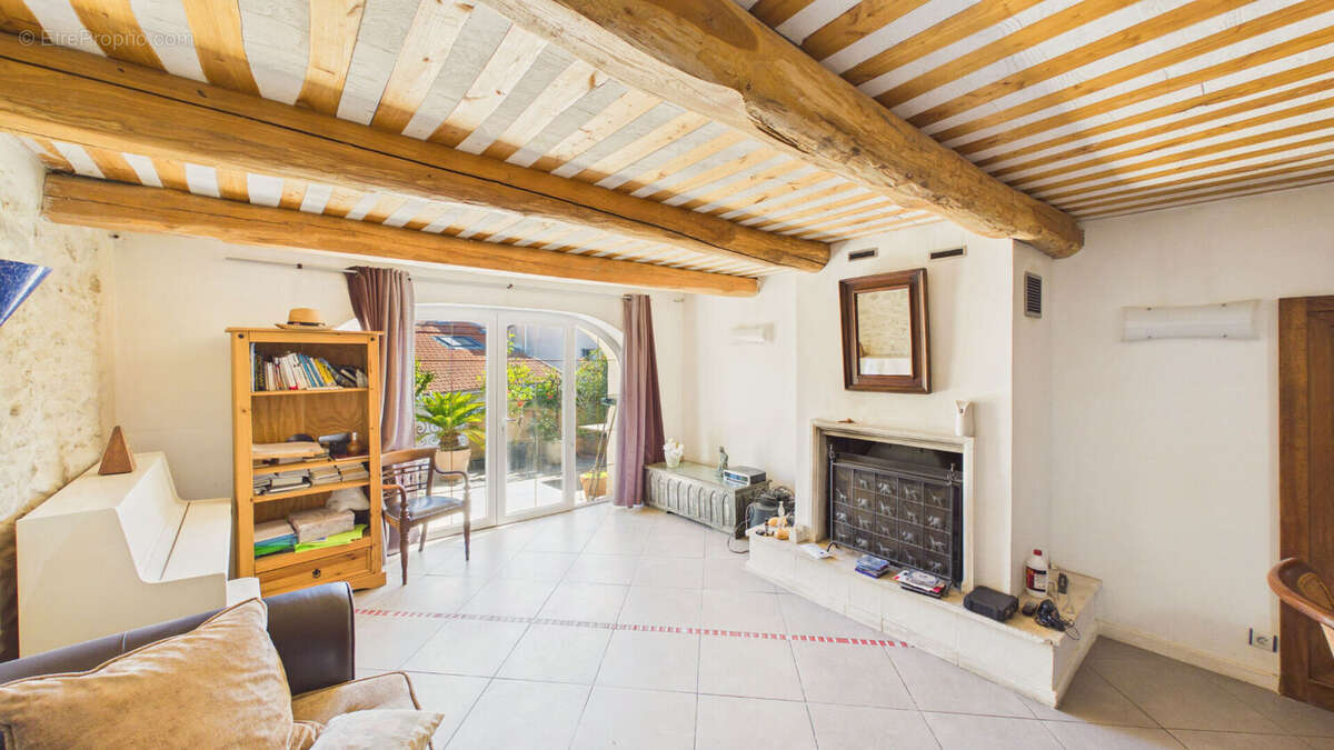 À 5 km d'Avignon Maison de Village Type LOFT 170 m² avec Terrasse, Garage Idéale 2 Familles - photo 7