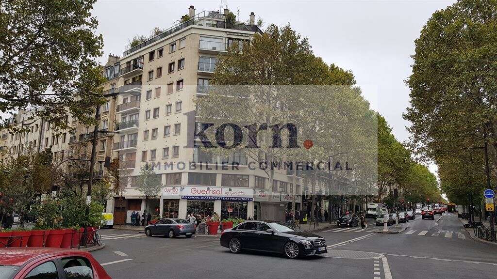Boutique d'angle à vendre dans le 18ème arrondissement de Paris - photo 3