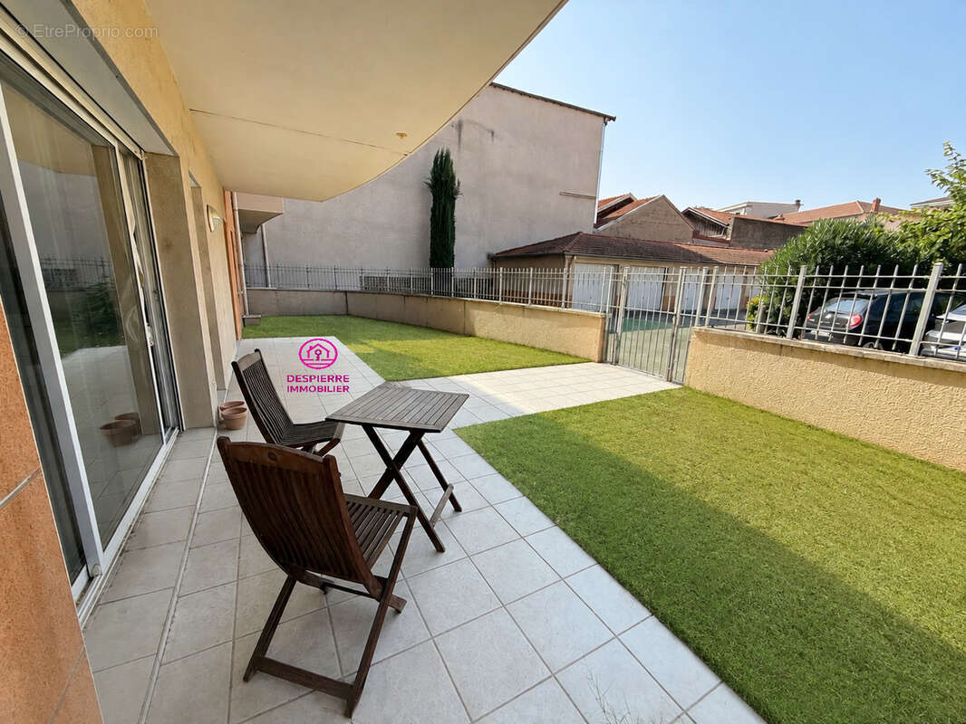 EXCLUSIVITE !! LE PEAGE DE ROUSSILLON, Appartement T3, 72 m2 habitables environ, en rez de chaussée avec jardi - photo 2