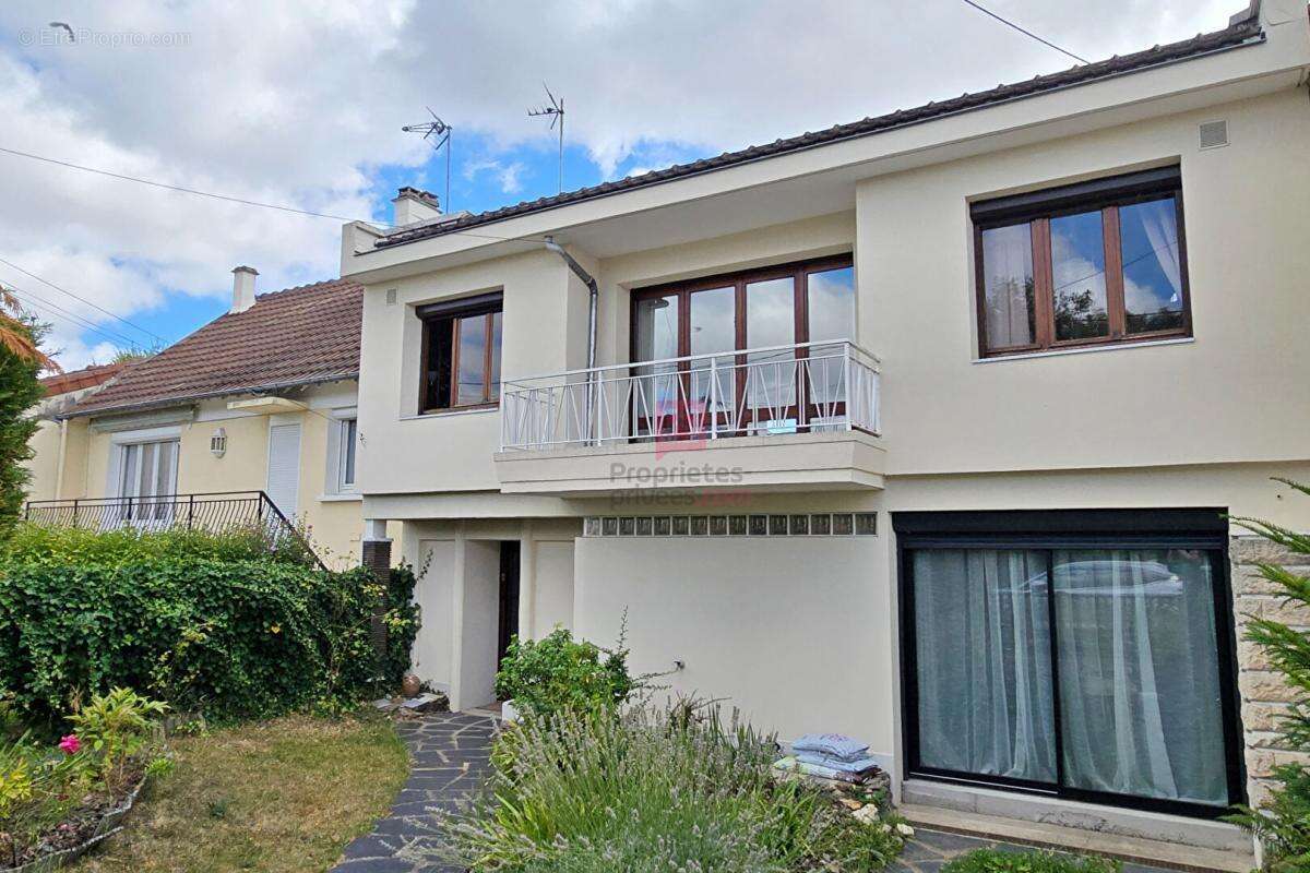 Maison à SAINTE-GENEVIEVE-DES-BOIS